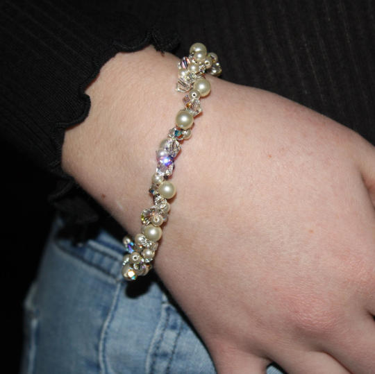 Delicate Elegance: Pearl & Crystal Bridal Bracelet (Gift Boxed)