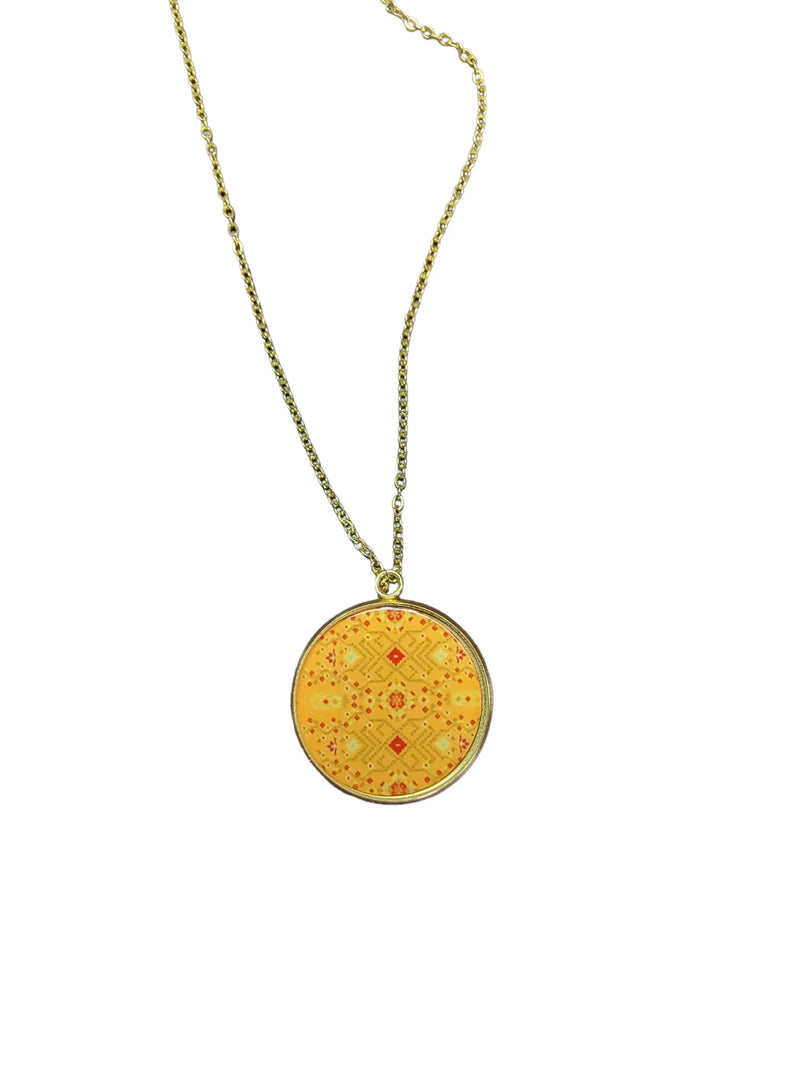 Trendy Embroidery Pattern Pendant Gold Necklace