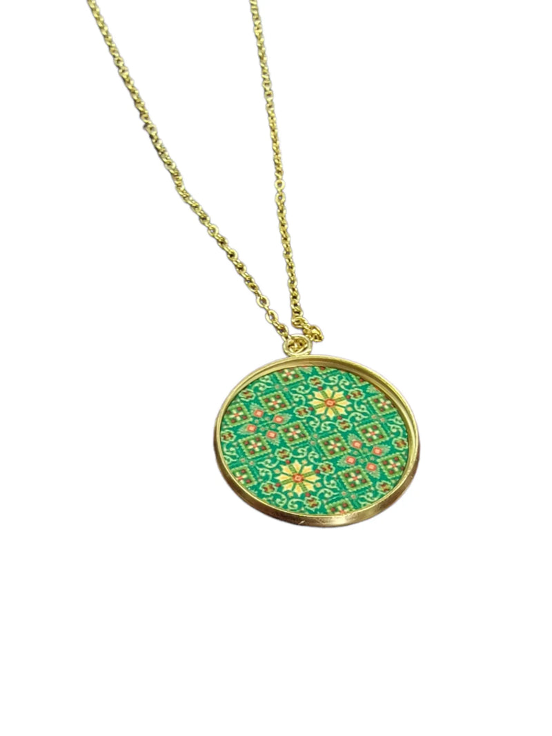 Trendy Embroidery Pattern Pendant Gold Necklace